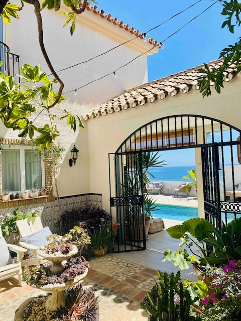 Villa Mananitas with Sea Views and close to Beach