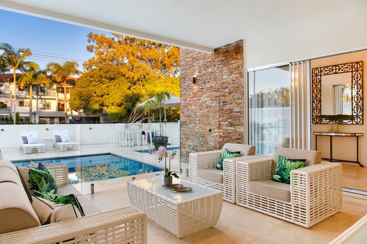 Exquisite Riverside Living, Noosaville gallery image 2