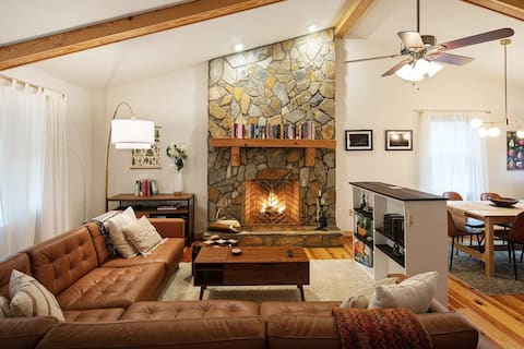 Successful Airbnb property: cozy & romantic chalet, outside hot tub, petanque! in Lake Lure