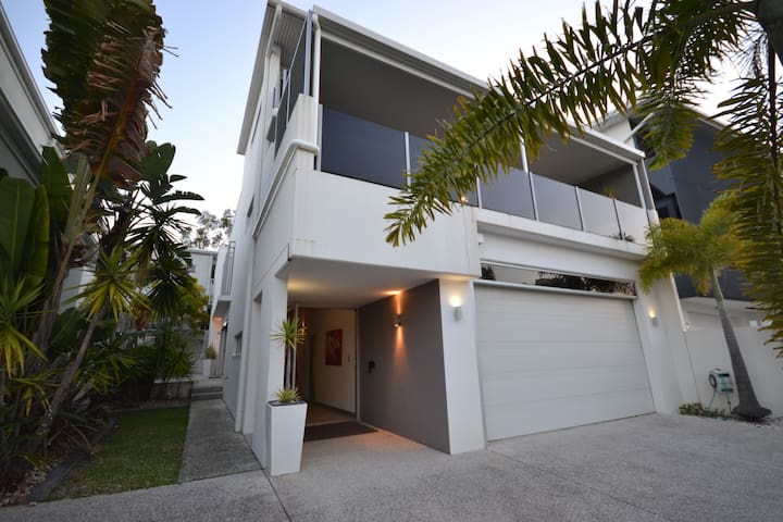 Alex Beach House (12 guests) 100 steps to the sand gallery image 2