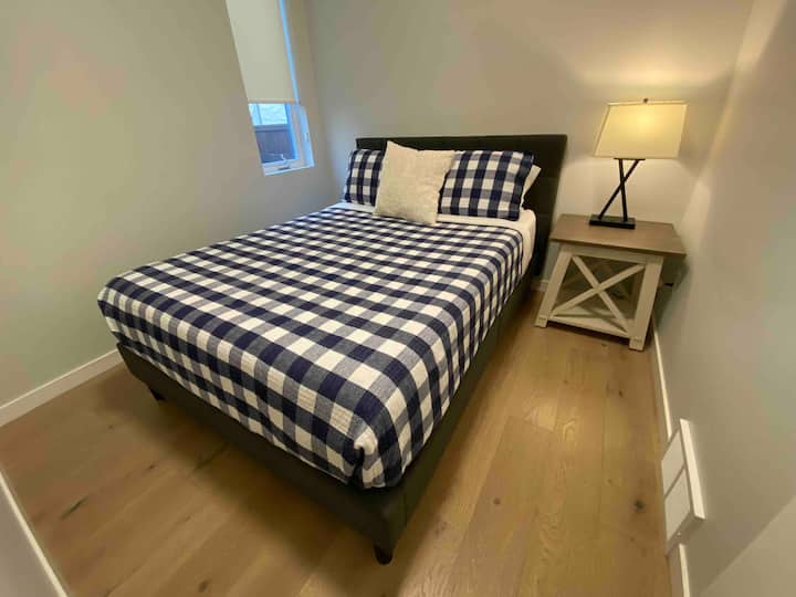 舒适的1.8米宽双人床，配备壁挂式电视（未如图所示） 