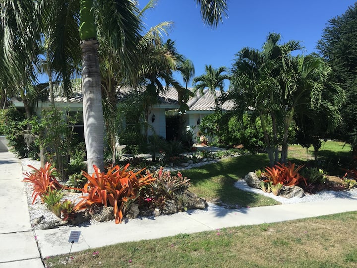 RELAX  IN LARGE, 3000 SF, 4 BED ROOM, 3 BATH HOME