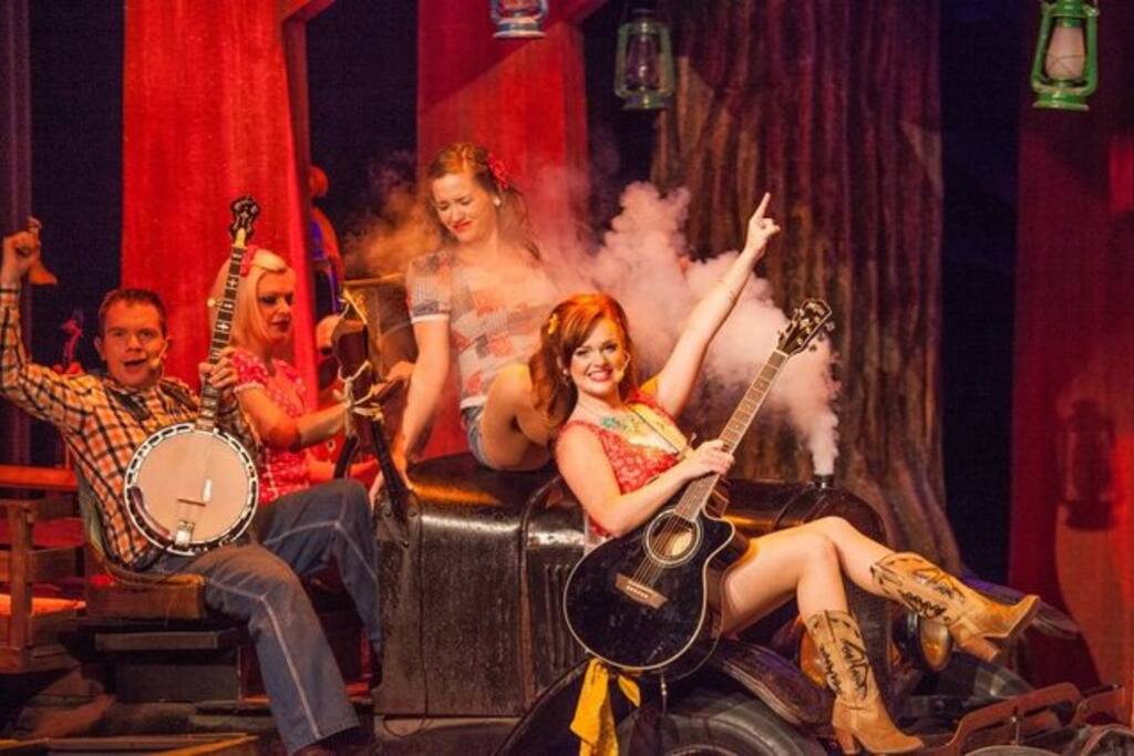 Mount Beautiful-Hatfield & McCoy Dinner Show