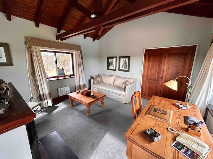 ห้องทำงานห้องนอนใหญ่พร้อมเตาเผาฟืนและเครื่องปรับอากาศ 