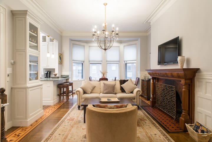 Luxury 4BR | 2.5BA Back Bay Duplex