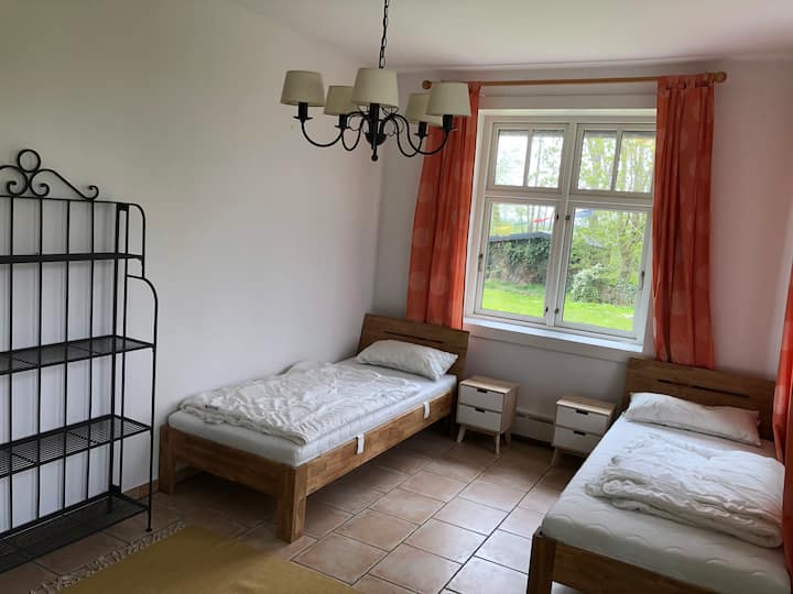 Schlafzimmer, Betten lassen sich auch zusammenschieben. 