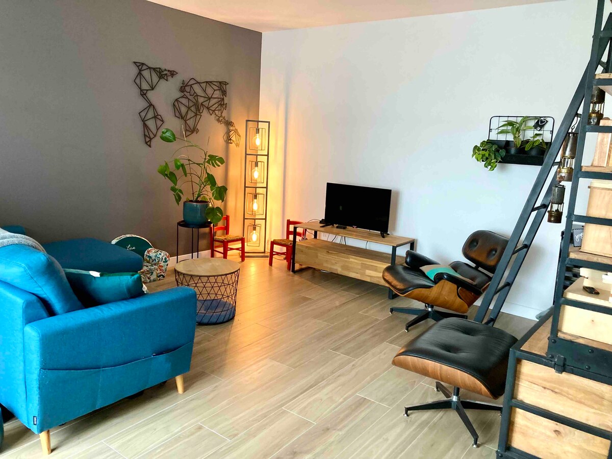 קומה 1: הסלון שנראה מהכניסה 