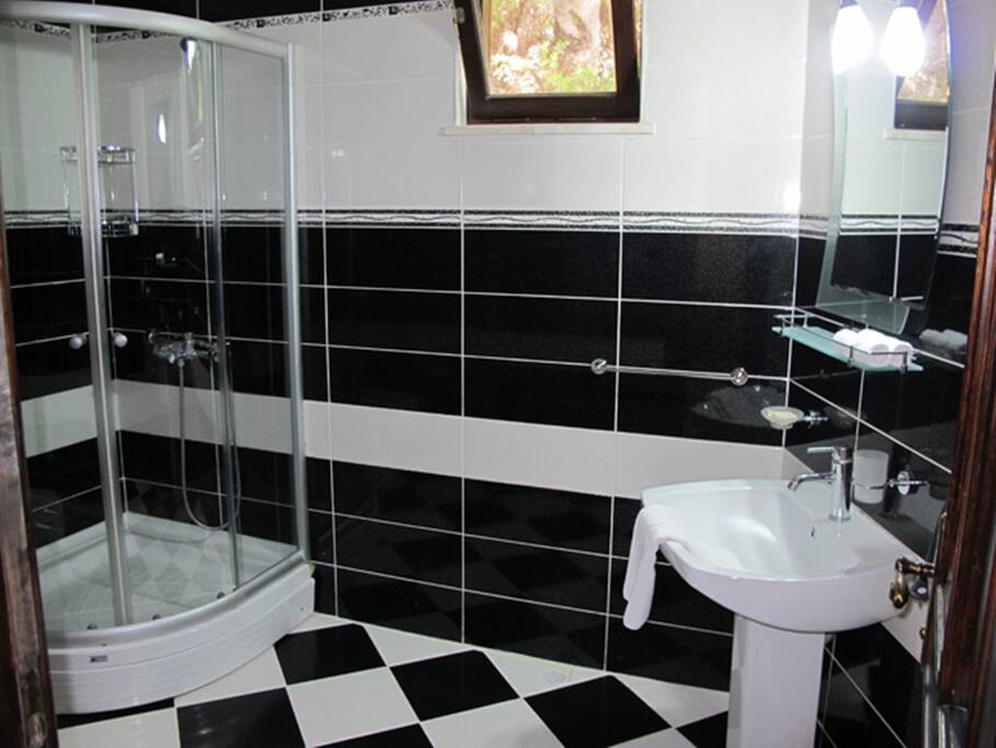 Bad mit Dusche und WC