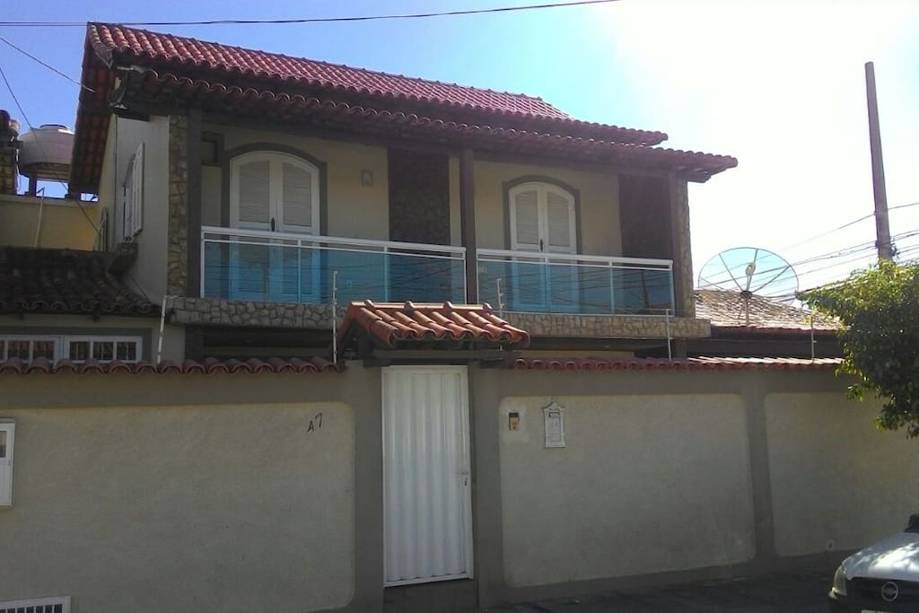 Casa tem dois pavimentos e varanda em dois quartos