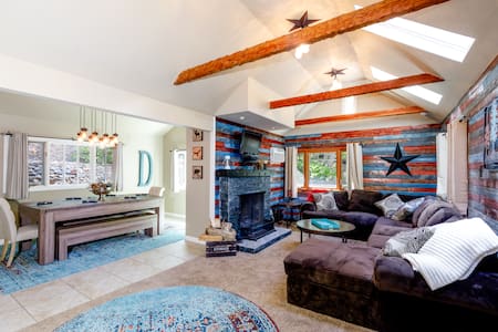 Relaxing & Fun Lodge - Walk to Village/Outdoor Spa