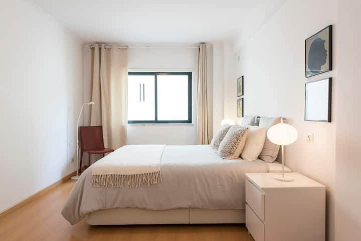 舒适的双人床房（ 1.8米宽双人床） ，配有衣柜和空调