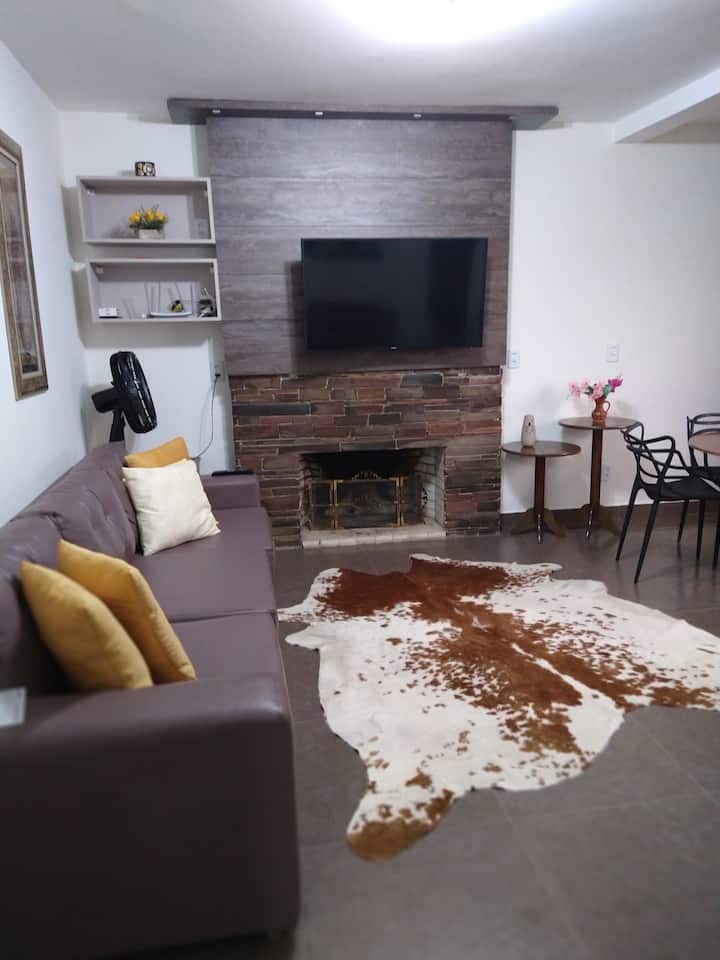 дневна соба на горниот кат, со кауч на спуштање и камин