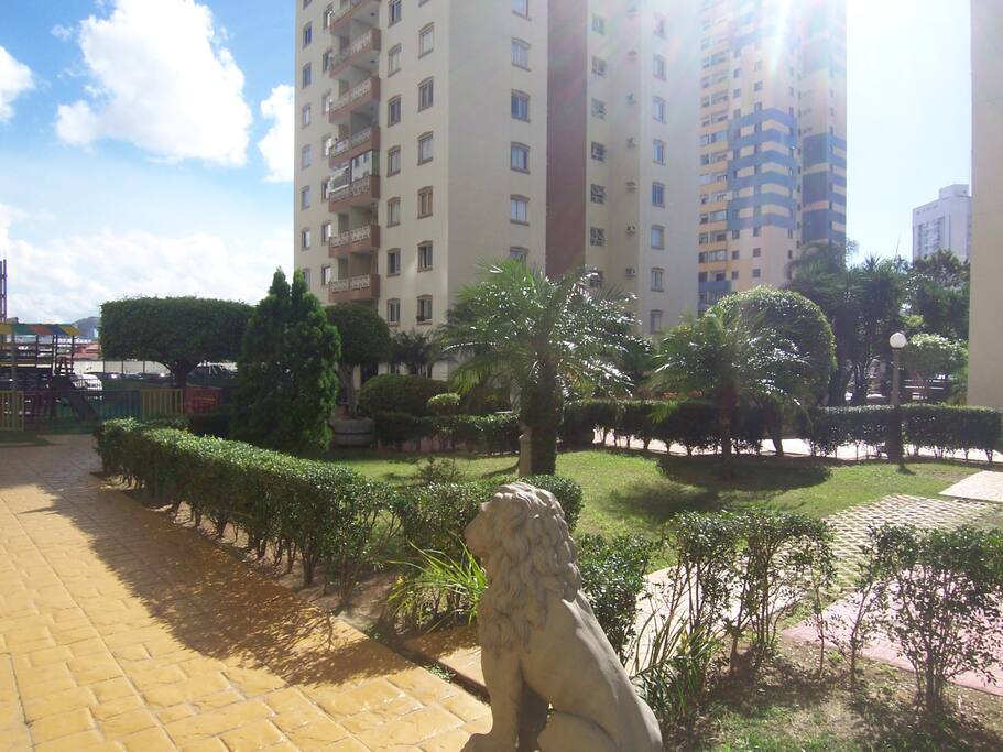 Condominio com play e quadra de bola