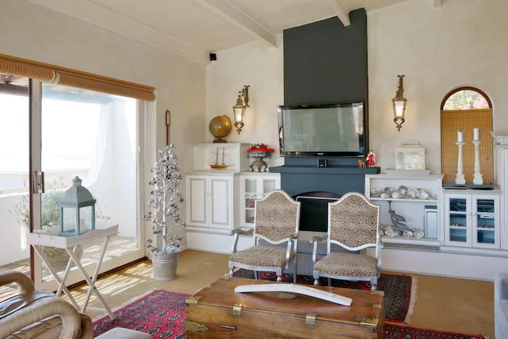 Rocky Beach Holiday Home with Panoramic Sea Views gallery image 2