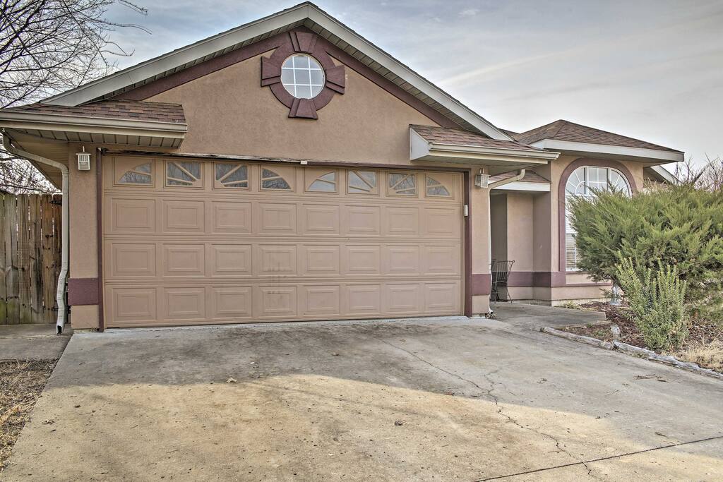 Ideally located near the highway, you can enjoy easy access to area attractions and the University of Arkansas!