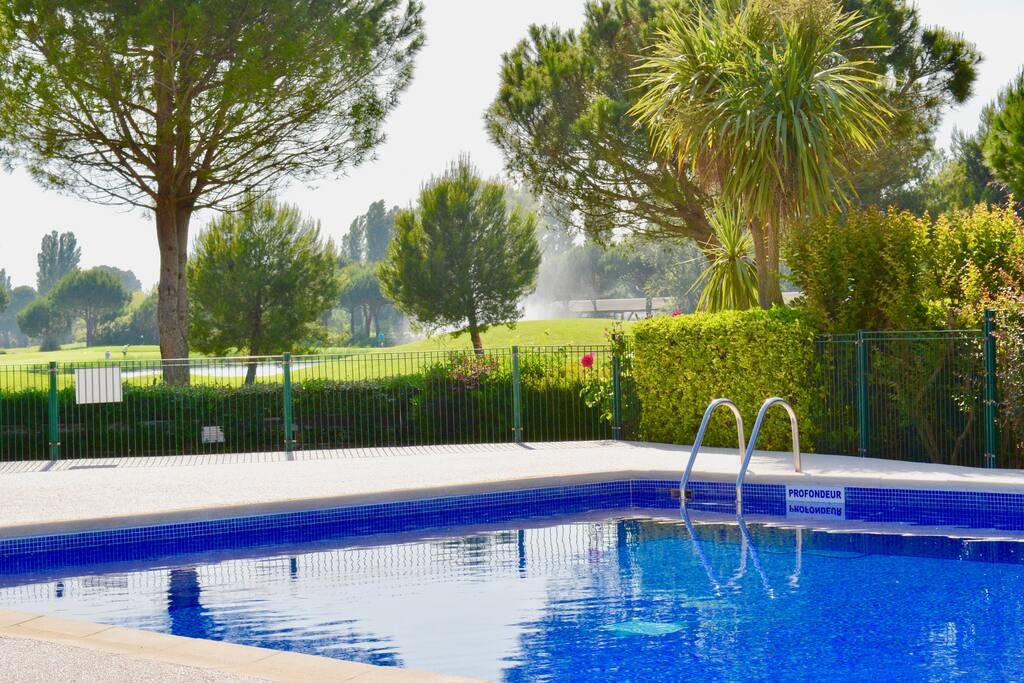 Piscine commune avec vue sur golf