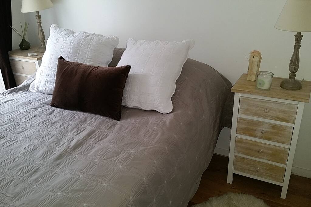La chambre avec lit très confortable