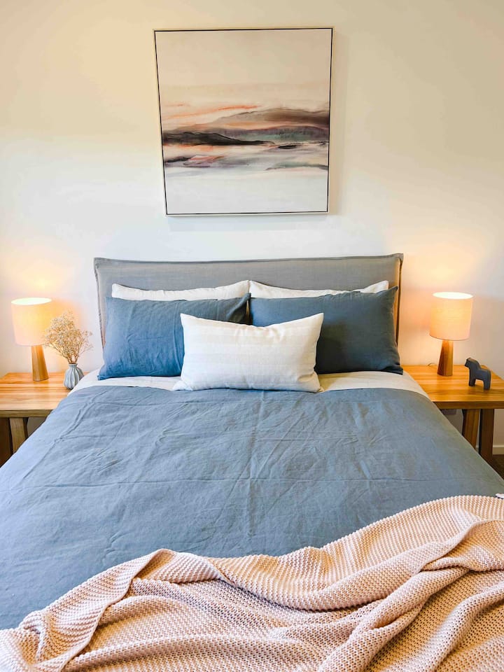 La camera 2 dispone di letto matrimoniale con lenzuola Cultiver, doppio armadio. 