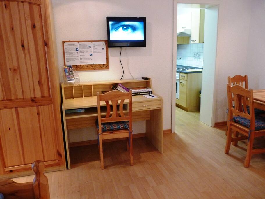 Arbeitsplatz, TV, Essecke