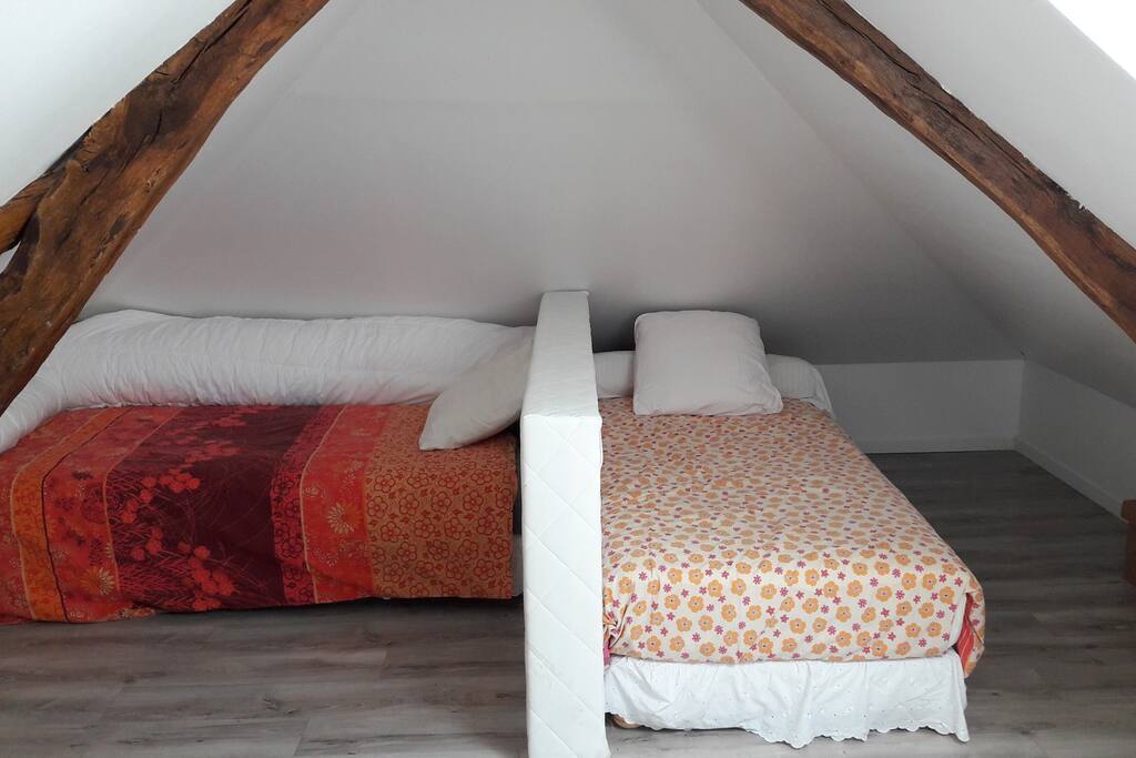 2 lits de 90x190 chacun, qualité hôtelière. Je peux les réunir en un grand lit de 190x190 sur demande. Il y un lit à barreaux pour bébé dans cette chambre.
