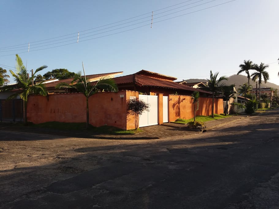 fachada da casa, desta esquina avistamos o mar