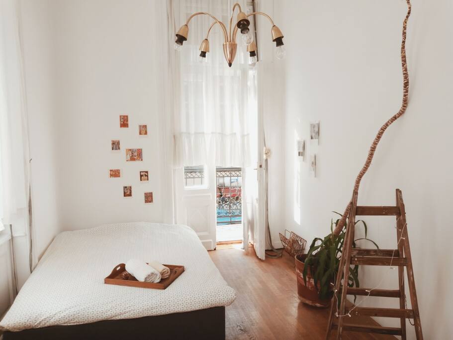 Chances are, you look at the cover photos only. If so, you can see it all here: there is a palmtree (let's start with the most important things first :D ), a bed, a vintage Singer sewing desk. a comfortable vintage chair , balcony, clothes rack and loads of painting prints taped around. There is no plastic in the room (apart from the tape) , as I believe one should live plastic free :)