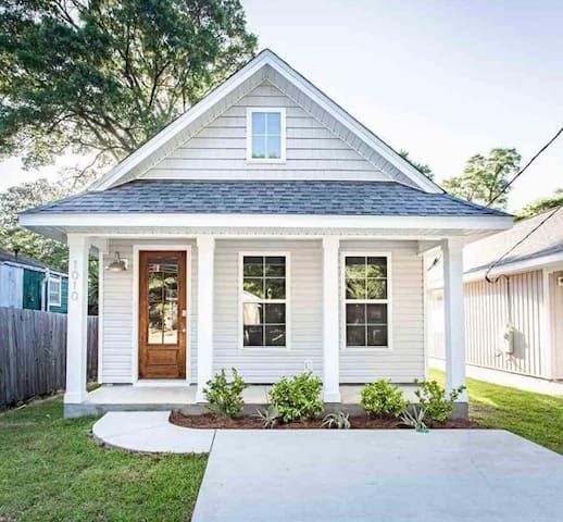 Cozy Cottage (Private Bedroom and Bath)