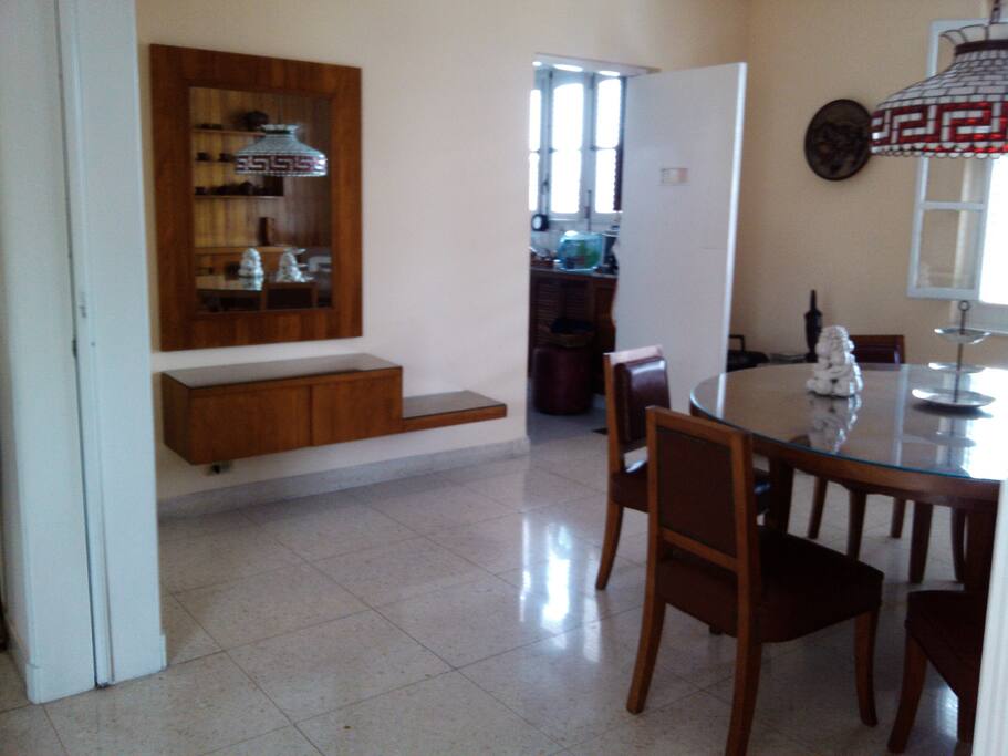 Amplio comedor de ocho comensales el cual estará en uso a partir de noviembre .