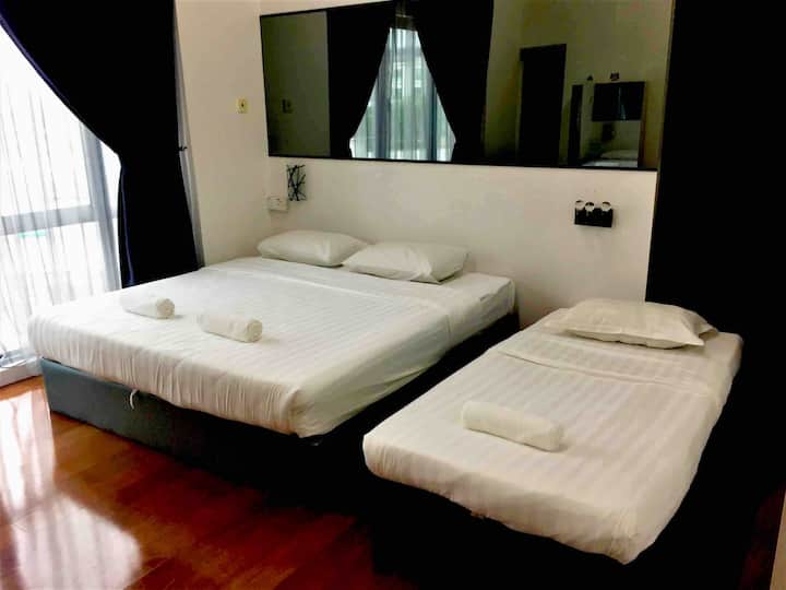 חדר שינה ראשי עם מיטת קינג סייז אחת + 2 מיטות יחיד