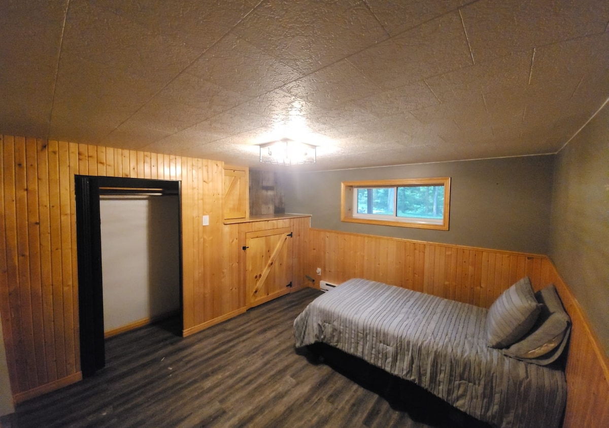 เตียงเดี่ยวในห้องใต้ดิน 