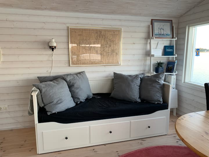 أريكة السرير في المطبخ/غرفة المعيشة تتسع لشخصين بالغين. يرجى ملاحظة أنه في هذه الغرفة توجد ستائر جو لذلك ستكون خفيفة جدًا في الصباح الباكر. 