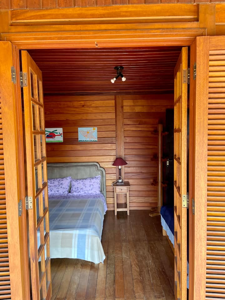 Dhoma 3 me 1 krevat dopio dhe 2 krevate tek