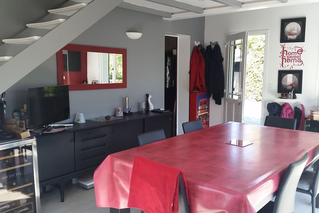 Salle à manger avec escalier menant à la mezzanine
