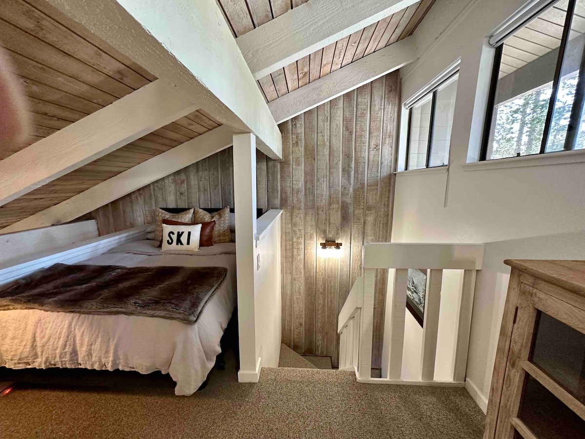 Roshani ya ghorofani na ngazi