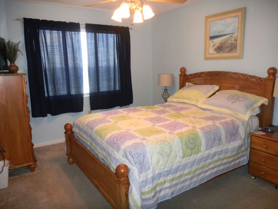 Oceanfront bedroom w/ private bath and TV