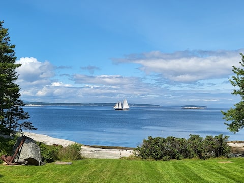 Cottage by the sea
private oceanfront shoreline