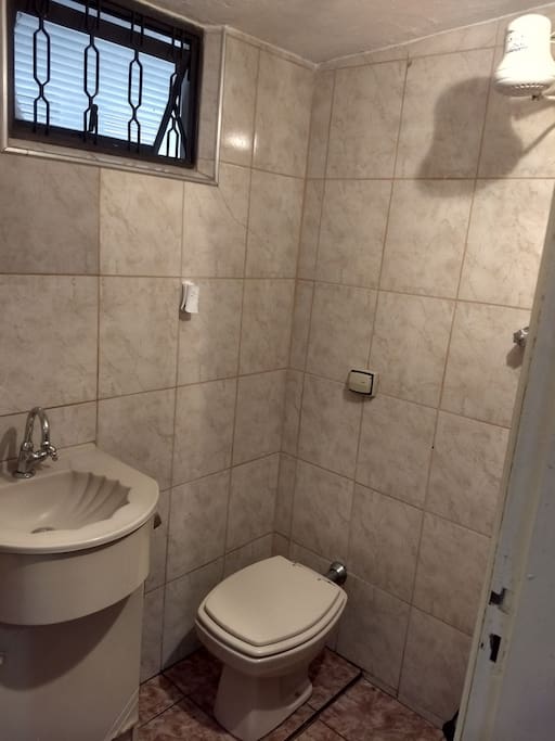 Banheiro integrado ao quarto, garantindo privacidade ao hóspede!