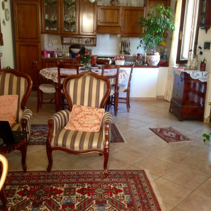 L'ampio open space con cucina