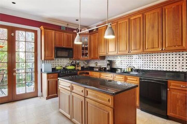 Amazing Townhouse in Harlem gallery image 3