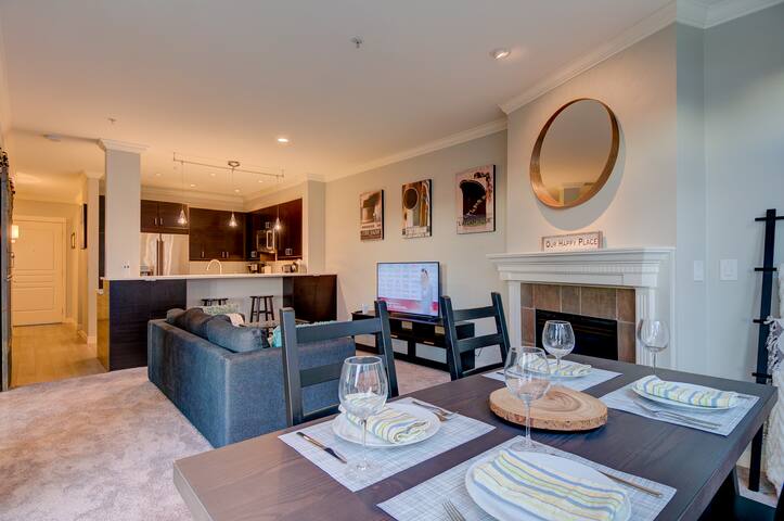 Incredible Waterfront Condo Near Pike Place Market gallery image 5