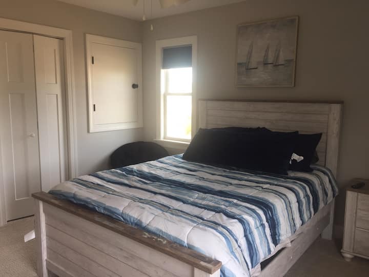 Lala kwa starehe ya ajabu kwenye godoro la baridi la malkia Tempur-Pedic Gel katika mojawapo ya vyumba vya kulala vya ghorofani.