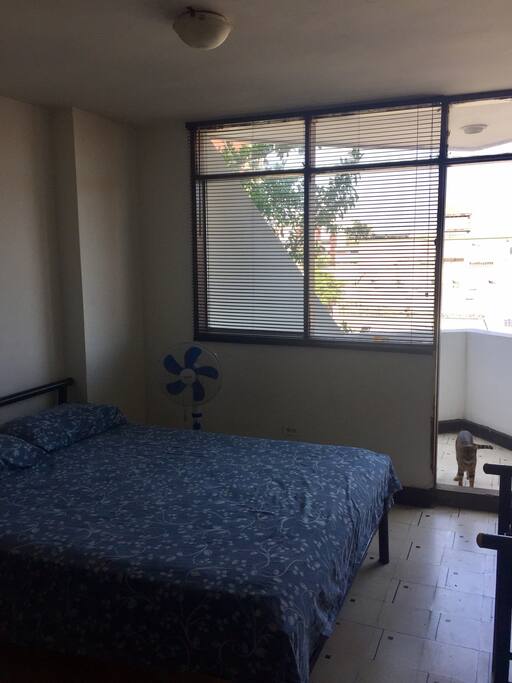 Habitación cálida, amplia y fresca. Hermosos amaneceres y atardeceres desde el centro de la Ciudad.