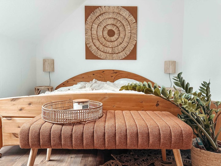 Schlafzimmer mit großem Doppelbett