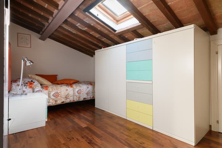 The single bedroom with a panoramic skylight on Torre del Mangia