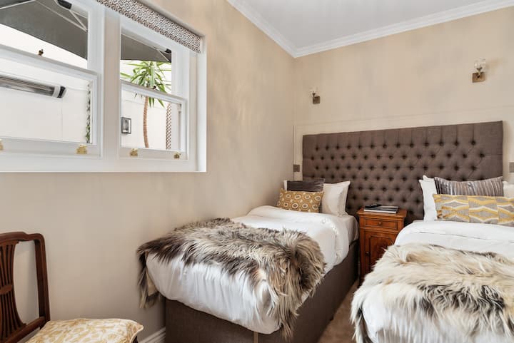 غرفة النوم الثانية.  مع إطلالات على منطقة الفناء.  يمكن تعيينها كمقاس كبير أو غرفة مزدوجة.  يحتوي أيضًا على شاشة تلفزيون مسطحة.