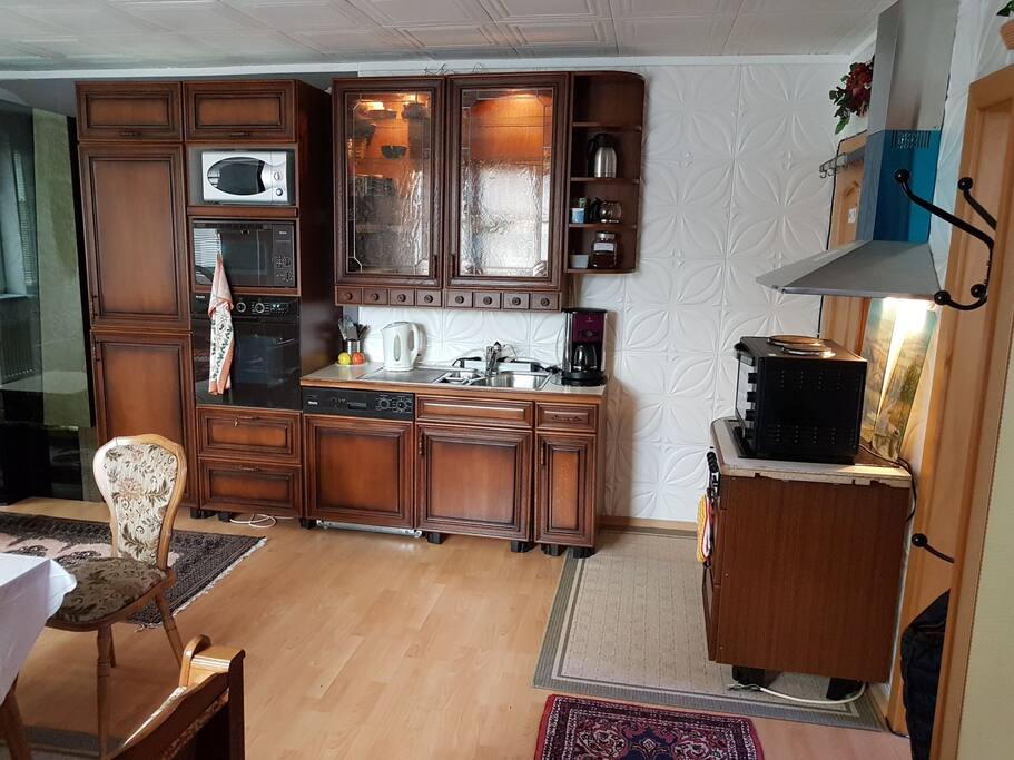 Küchen Ecke...mit Kühlschrank + Gefrierschrank + Mikrowelle + kleinem Grill- Backofen + grossem Backofen mit Bedienungsanlei
tung auch in Englischer Sprache ❗