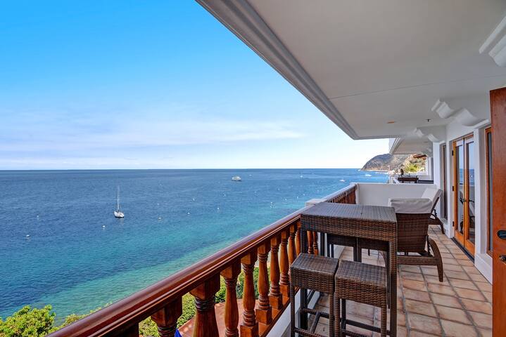 H1151: Luxurious Villa on Bluff’s Edge w/ VIEWS gallery image 3