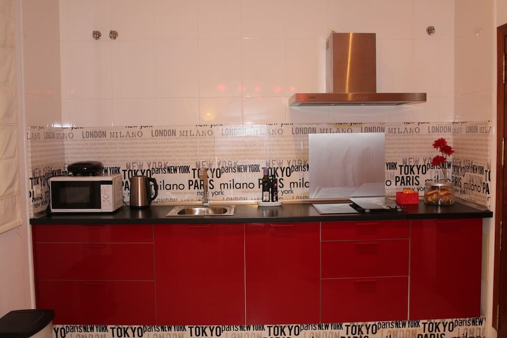 Moderna cocina totalmente amueblada, cafetera Dolce Gusto, lavavajillas, microondas, tostadora, hervidor de agua para té, vitrocerámica, etc...