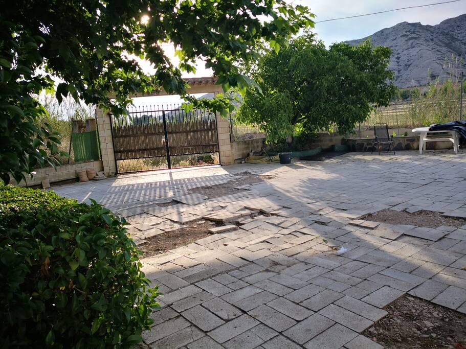 Puerta trasera de la casa que da acceso a la zona de acampada