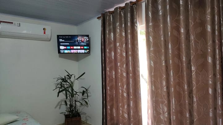 Televizor inteligjent dhe kondicioner ajri i nxehtë/i ftohtë 18btus pajisje moderne